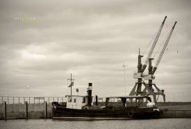 Kleines Dampfschiff im Stadthafen Rostock