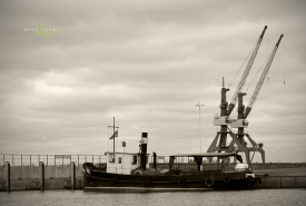 Kleines Dampfschiff im Stadthafen Rostock